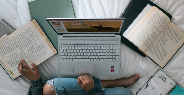 windows-Pmu6-i4iyNE-unsplash