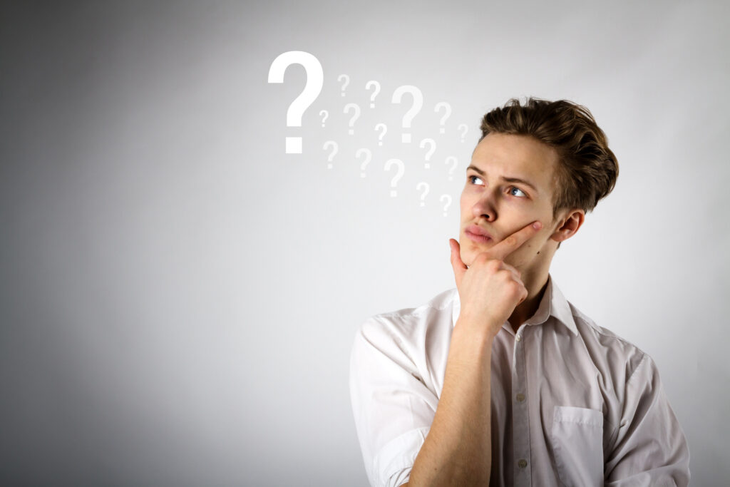 Młody chłopak zastanawia się