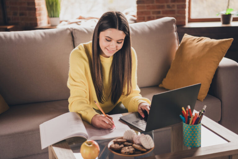 maturzystka uczy się do egzaminów