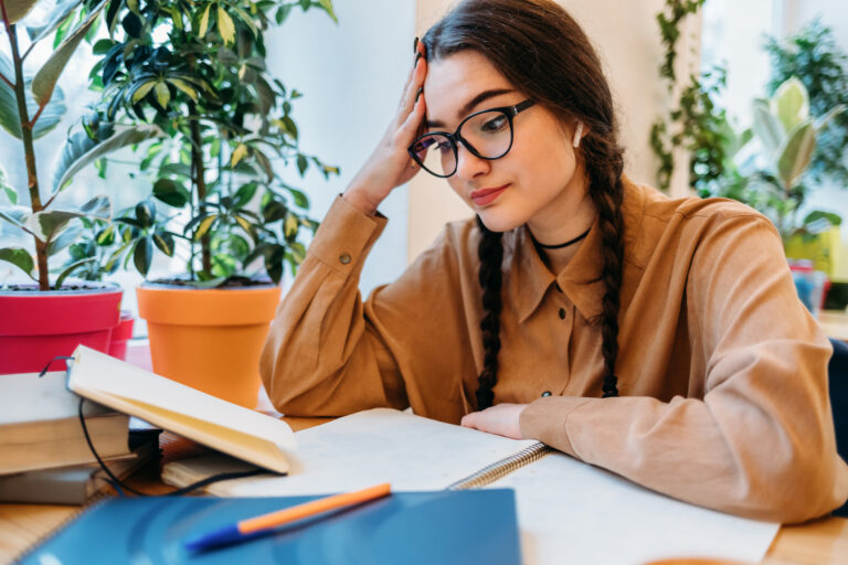 dziewczyna uczy się do matury